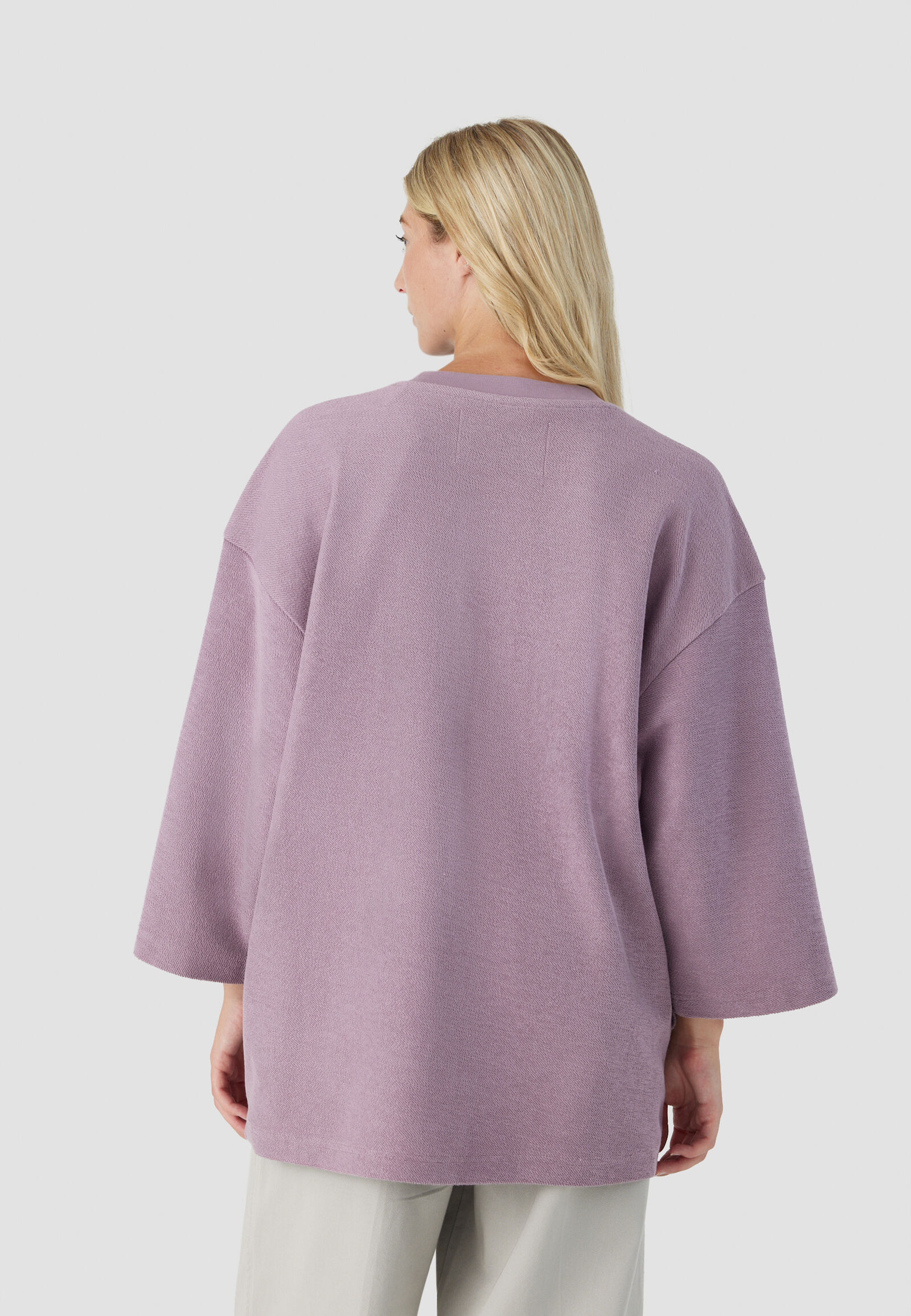 REVERSE HALF SLEEVE - model